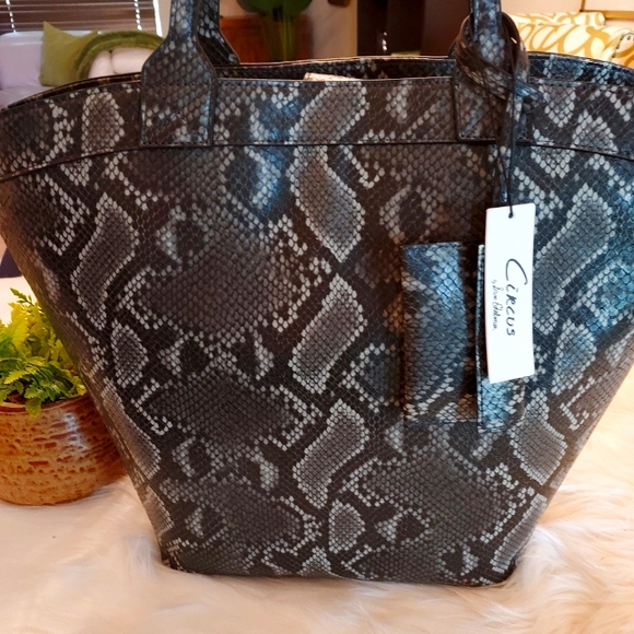 Sam Edelman: Malibu Grey Python Snake Print Bucket Bag: NWT. - Picture 3 of 10